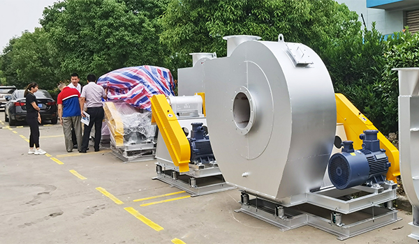 王經(jīng)理在高壓助燃風(fēng)機(jī)出貨現(xiàn)場驗收 王經(jīng)理在高壓助燃風(fēng)機(jī)出貨現(xiàn)場驗收